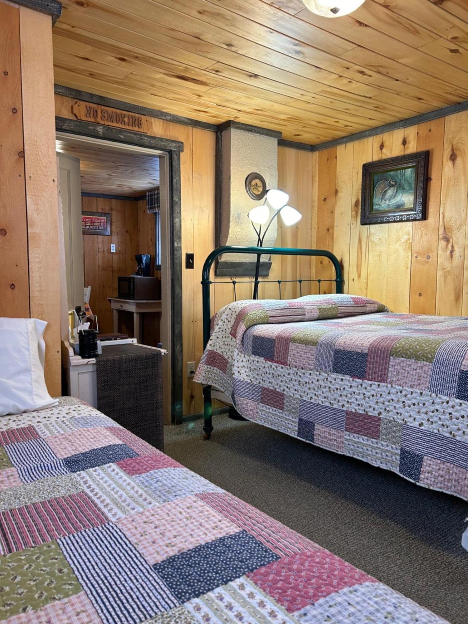 Moore'S Old Pine Inn Мерісвейл Екстер'єр фото