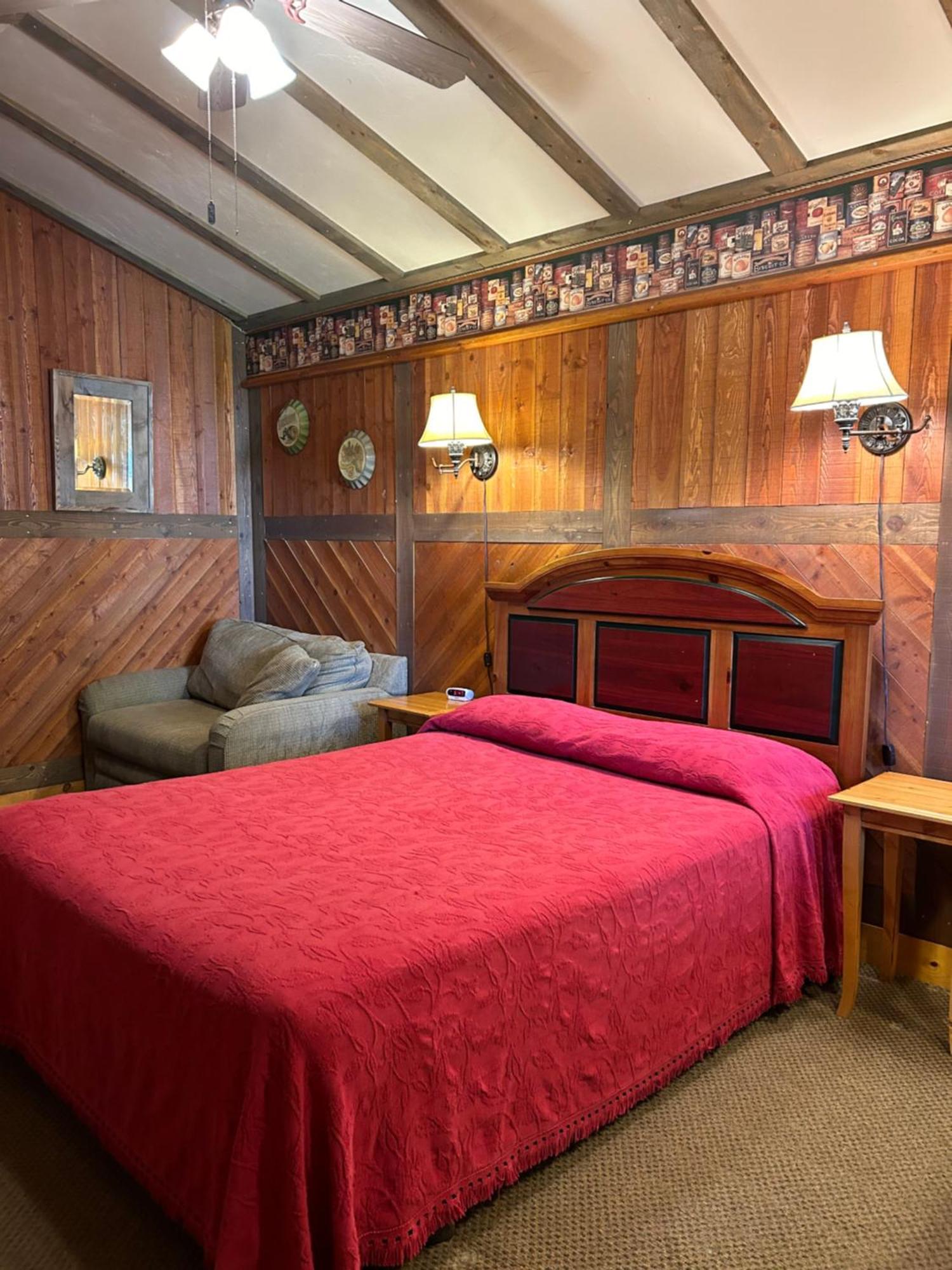Moore'S Old Pine Inn Мерісвейл Екстер'єр фото