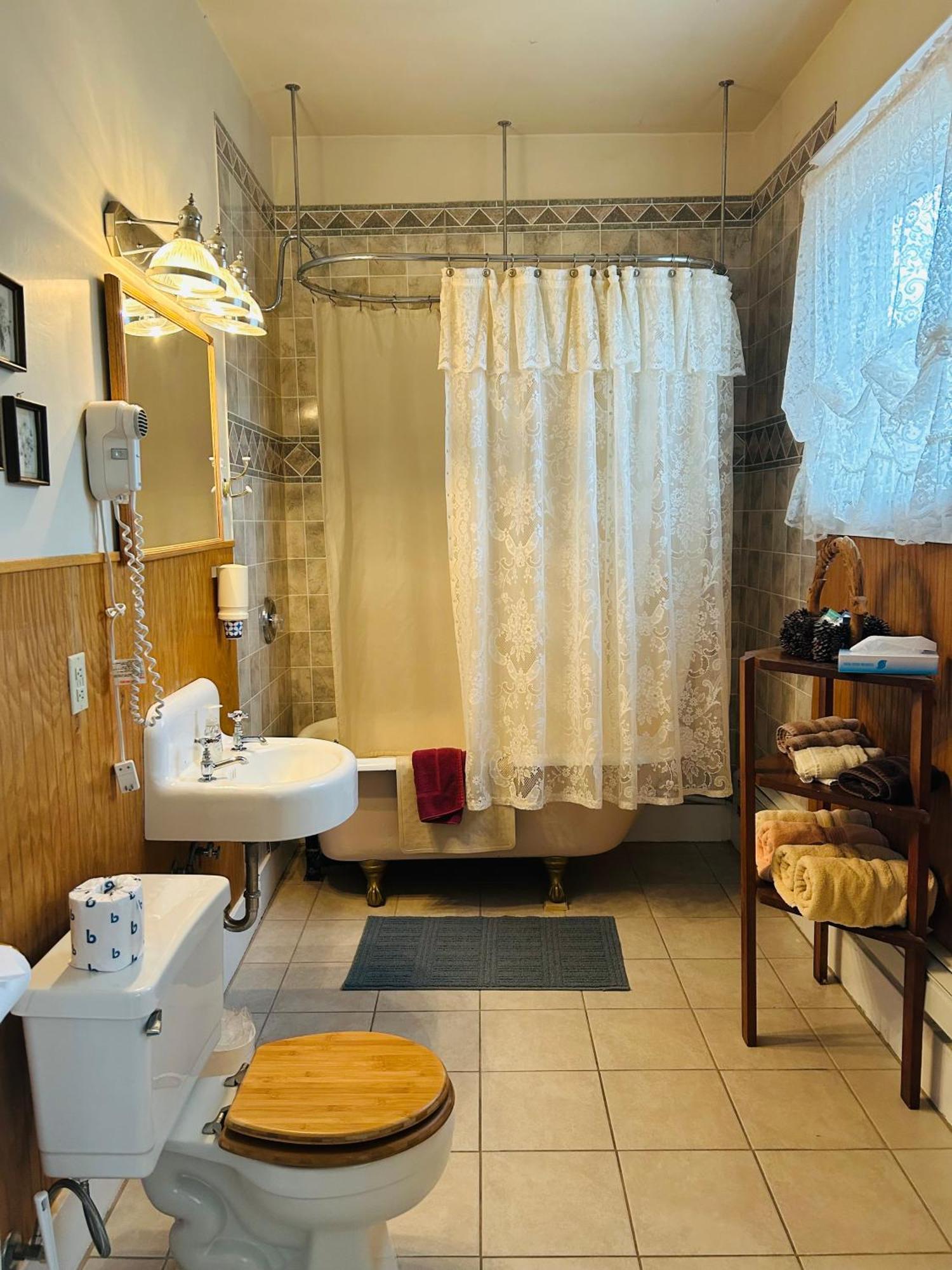 Moore'S Old Pine Inn Мерісвейл Екстер'єр фото