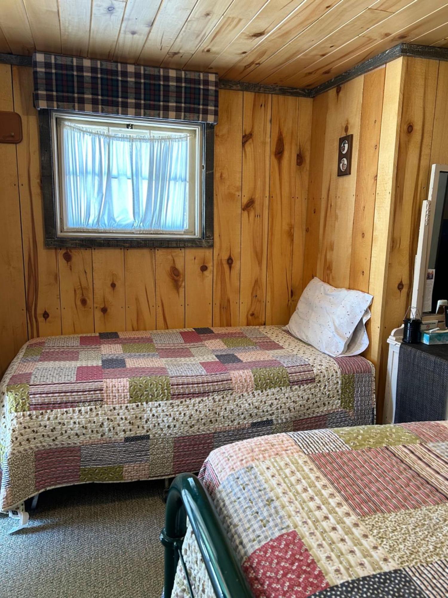 Moore'S Old Pine Inn Мерісвейл Екстер'єр фото